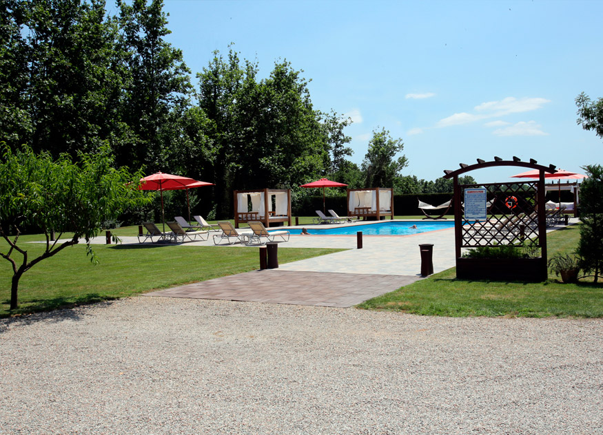 La piscina exterior con agua salada tratada