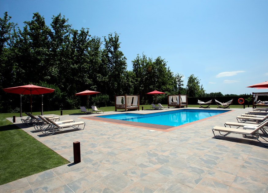 La piscina exterior con agua salada tratada