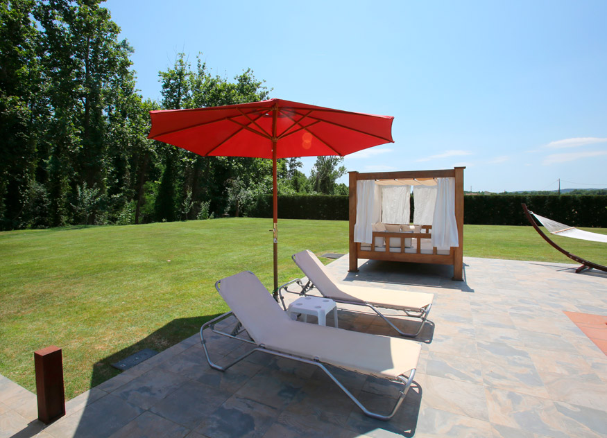 La piscina exterior con agua salada tratada