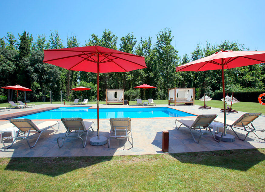 La piscina exterior con agua salada tratada