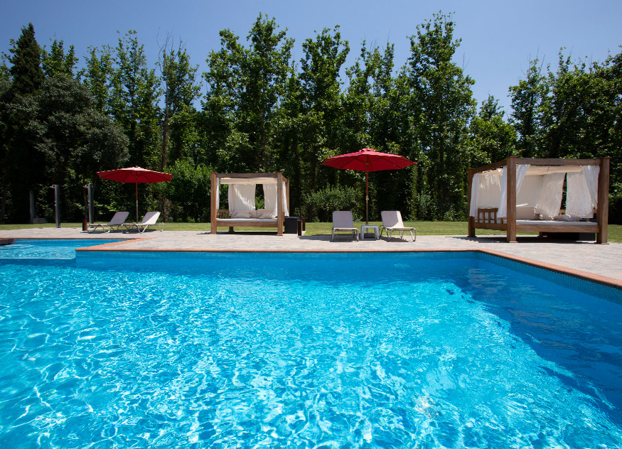 La piscina exterior con agua salada tratada