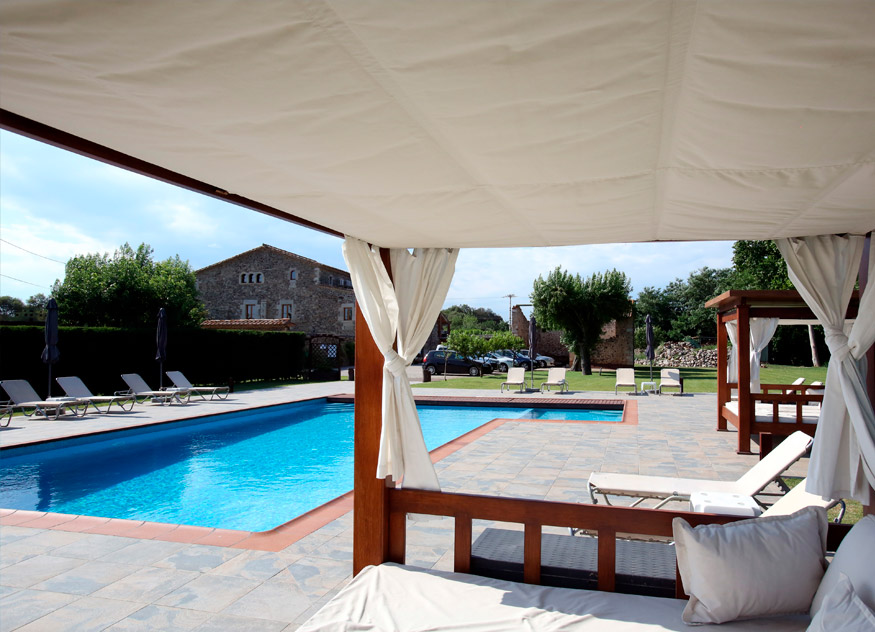 La piscina exterior con agua salada tratada