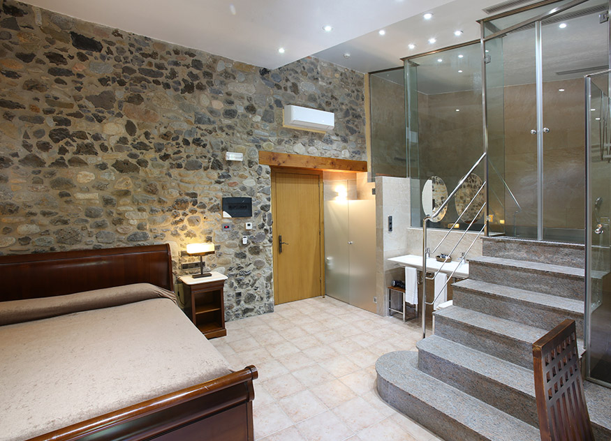 Suite no.5 with private heated swimming-pool
