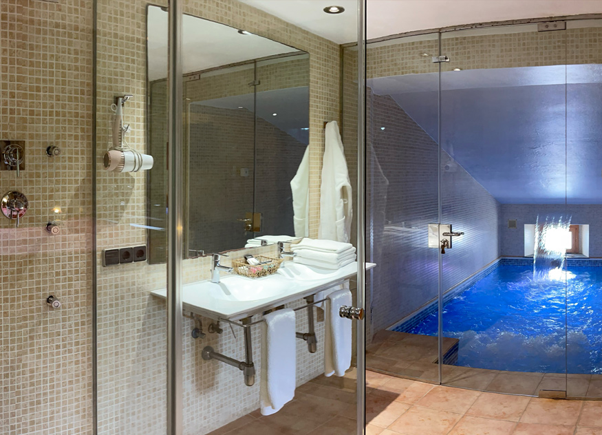 Suite no.9 with private heated swimming-pool